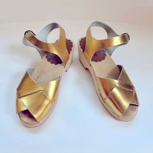 LOOKING FOR Hanna Andersson girls gold clog sandal 35 or 36